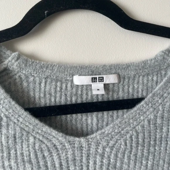 Uniqlo Knitted Gray V-neck Pullover Sweater - Picture 3 of 6